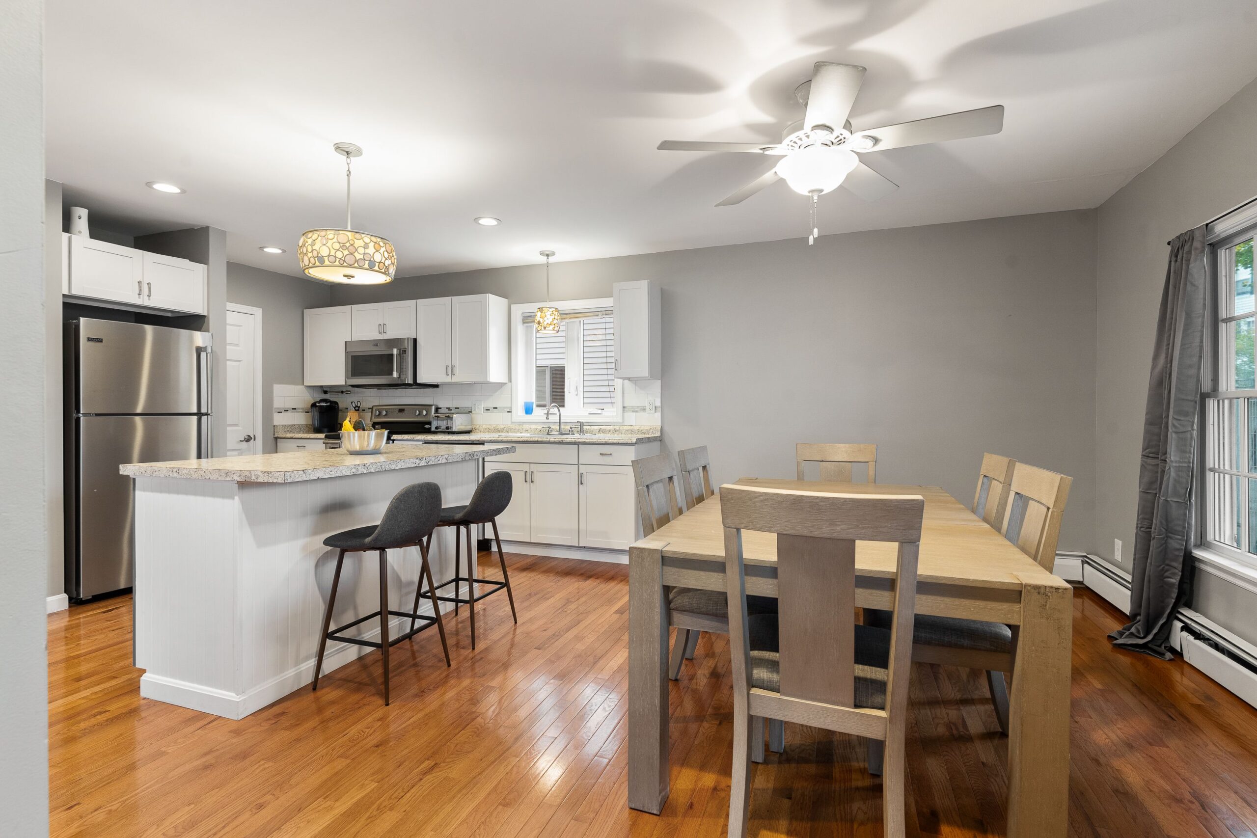 https://daysawayrentals.com/wp-content/uploads/2024/09/allUsers_ownerProfiles_4YngKOEOSYcOB580jZXTA4z7sZj1_profile_properties_-O1yfBMT-Dg5x6GKi8Wy_units_101_unitDetails_photos_-O2frz2-seFXRHBAl4LB_4_93-High-St.-Unit-101-SacoMAPS-scaled.jpeg