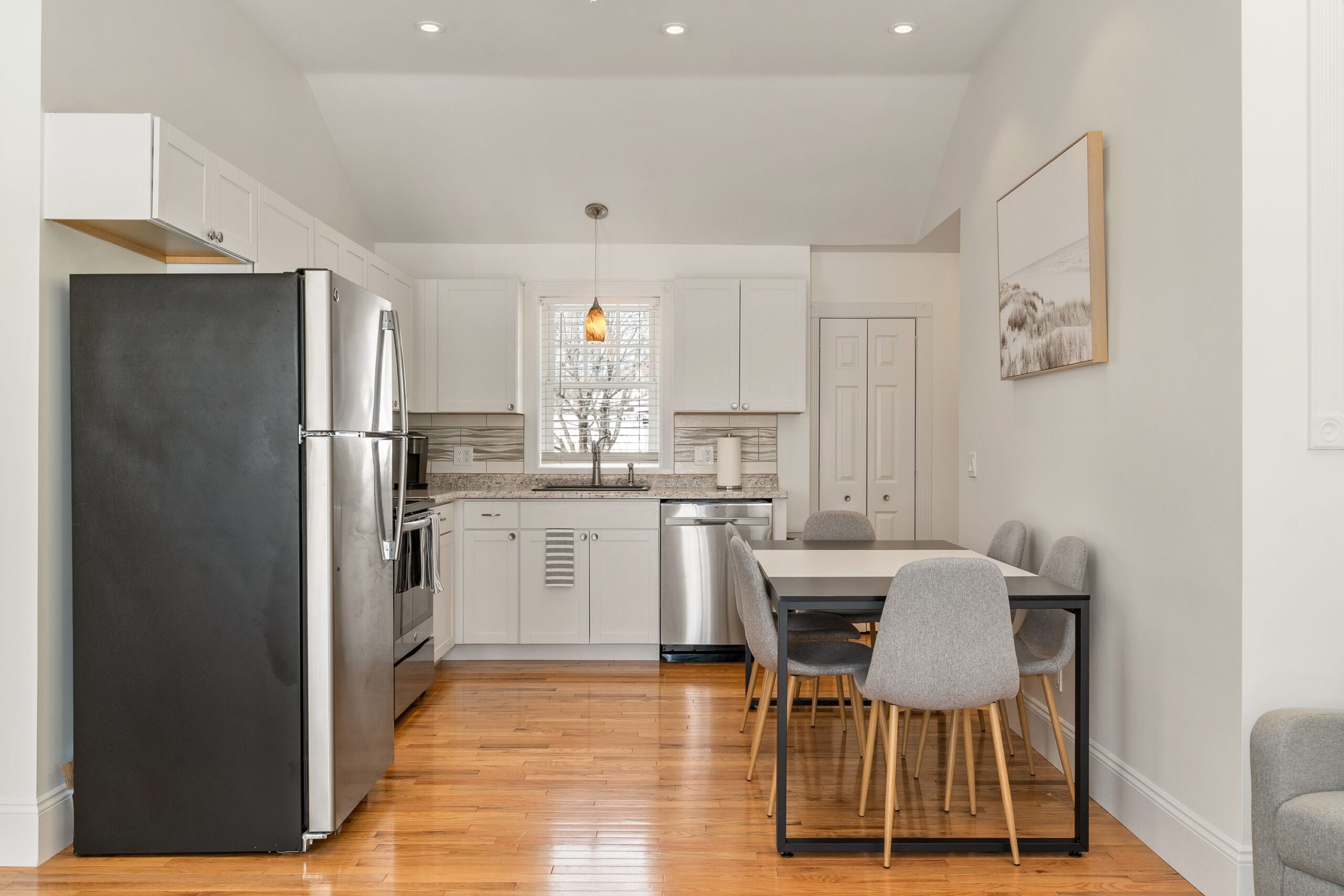 https://daysawayrentals.com/wp-content/uploads/2024/09/allUsers_ownerProfiles_4YngKOEOSYcOB580jZXTA4z7sZj1_profile_properties_-O1yfBMT-Dg5x6GKi8Wy_units_201_unitDetails_photos_-O2fvogqrayTha9ZeZJm_Kitchen-Unit-201-scaled.jpeg