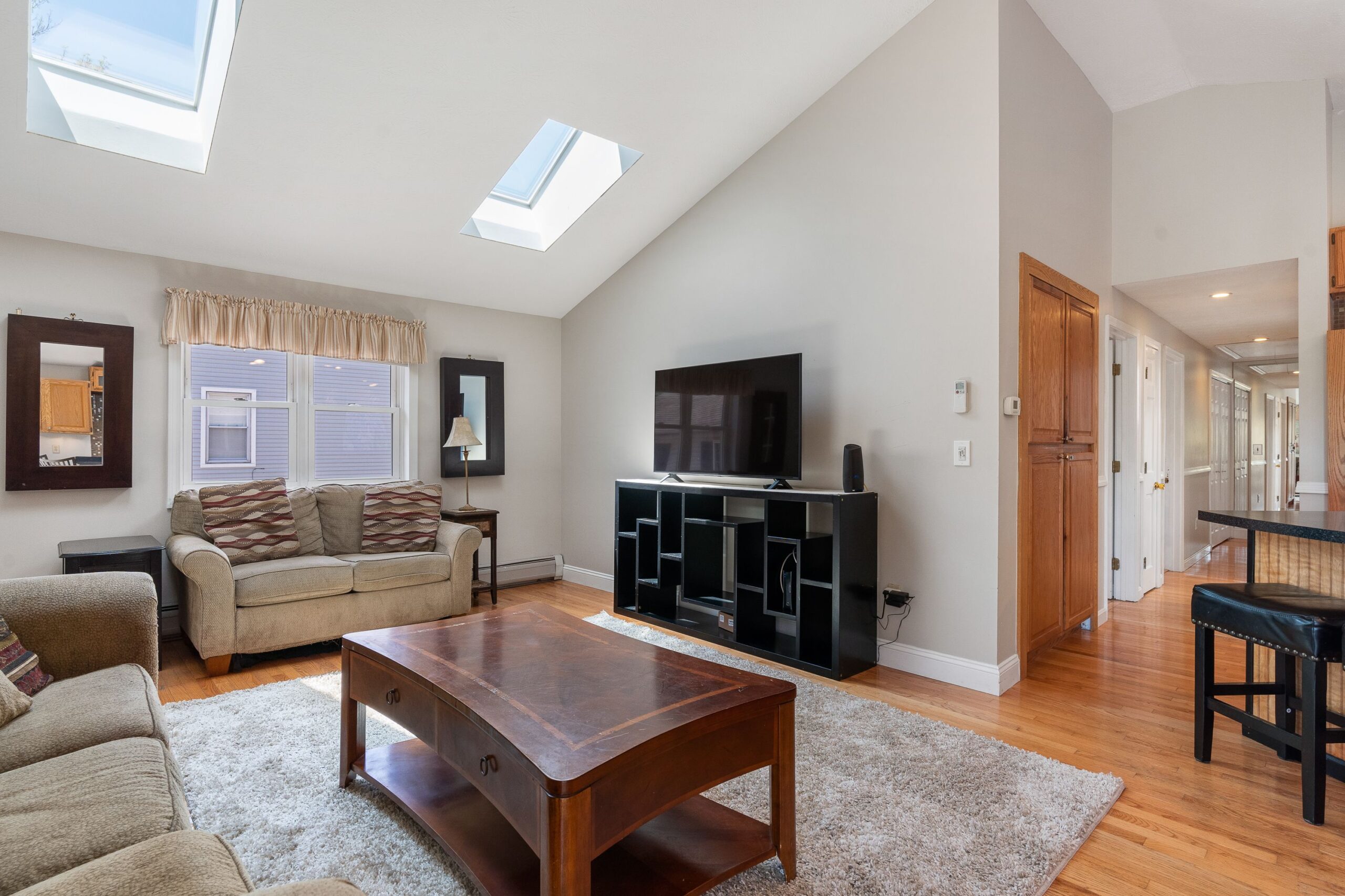 https://daysawayrentals.com/wp-content/uploads/2024/09/allUsers_ownerProfiles_4YngKOEOSYcOB580jZXTA4z7sZj1_profile_properties_-O1yfBMT-Dg5x6GKi8Wy_units_202_unitDetails_photos_-O5JmgD4ydrmotHEJdp8_25_93-High-St.-Unit-102-SacoMAPS-scaled.jpeg