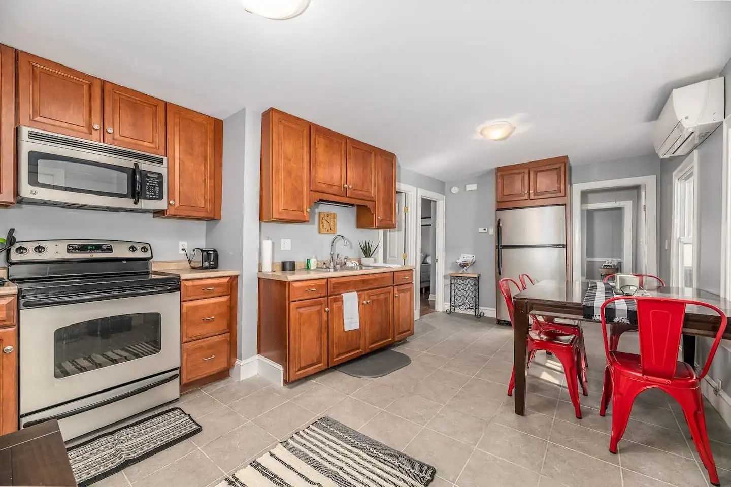 https://daysawayrentals.com/wp-content/uploads/2024/09/allUsers_ownerProfiles_4YngKOEOSYcOB580jZXTA4z7sZj1_profile_properties_-O2zX5os_by1JjrY1FaP_units_2_unitDetails_photos_-O3SFKCzFnXFdSZcQrQG_kitchen-7.jpeg