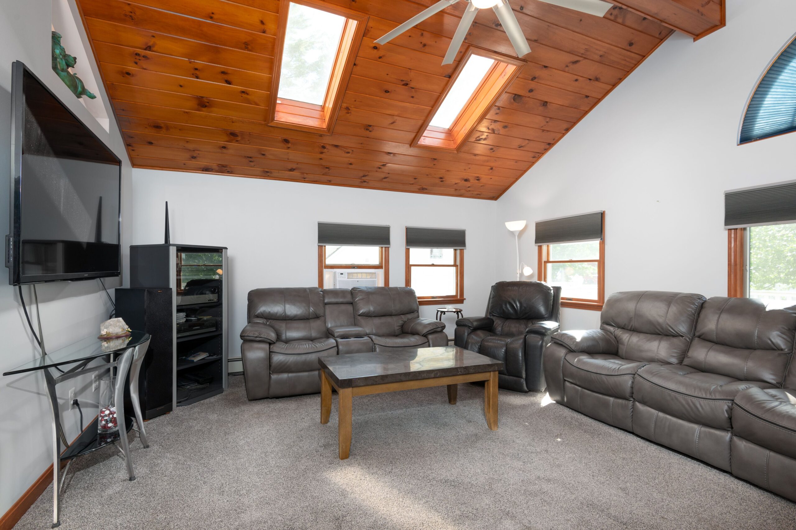 https://daysawayrentals.com/wp-content/uploads/2024/09/allUsers_ownerProfiles_4YngKOEOSYcOB580jZXTA4z7sZj1_profile_properties_-O3nbu9_2BTm0Yjg6ZKT_units_17A_unitDetails_photos_-O4Lz8Y7YYj1VSNzwxW9_17_hillside-17-scaled.jpeg