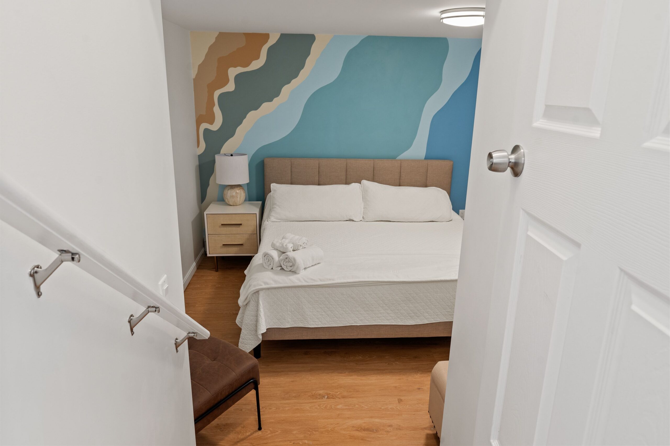 https://daysawayrentals.com/wp-content/uploads/2024/09/allUsers_ownerProfiles_4YngKOEOSYcOB580jZXTA4z7sZj1_profile_properties_-O3nbu9_2BTm0Yjg6ZKT_units_17B_unitDetails_photos_-O4Ls93PseVtRFzNN5Fr_17B-Hillside-Ave.-Old-Orchard-Beach-21-scaled.jpeg
