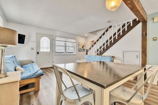 https://daysawayrentals.com/wp-content/uploads/2024/09/allUsers_ownerProfiles_4YngKOEOSYcOB580jZXTA4z7sZj1_profile_properties_-O3ncnDukxxpnxutIyoT_units_2_unitDetails_photos_-O50M7s2nZfk2_P5GLI7_Dining-Room-Table-Unit-2-OB-York.jpeg