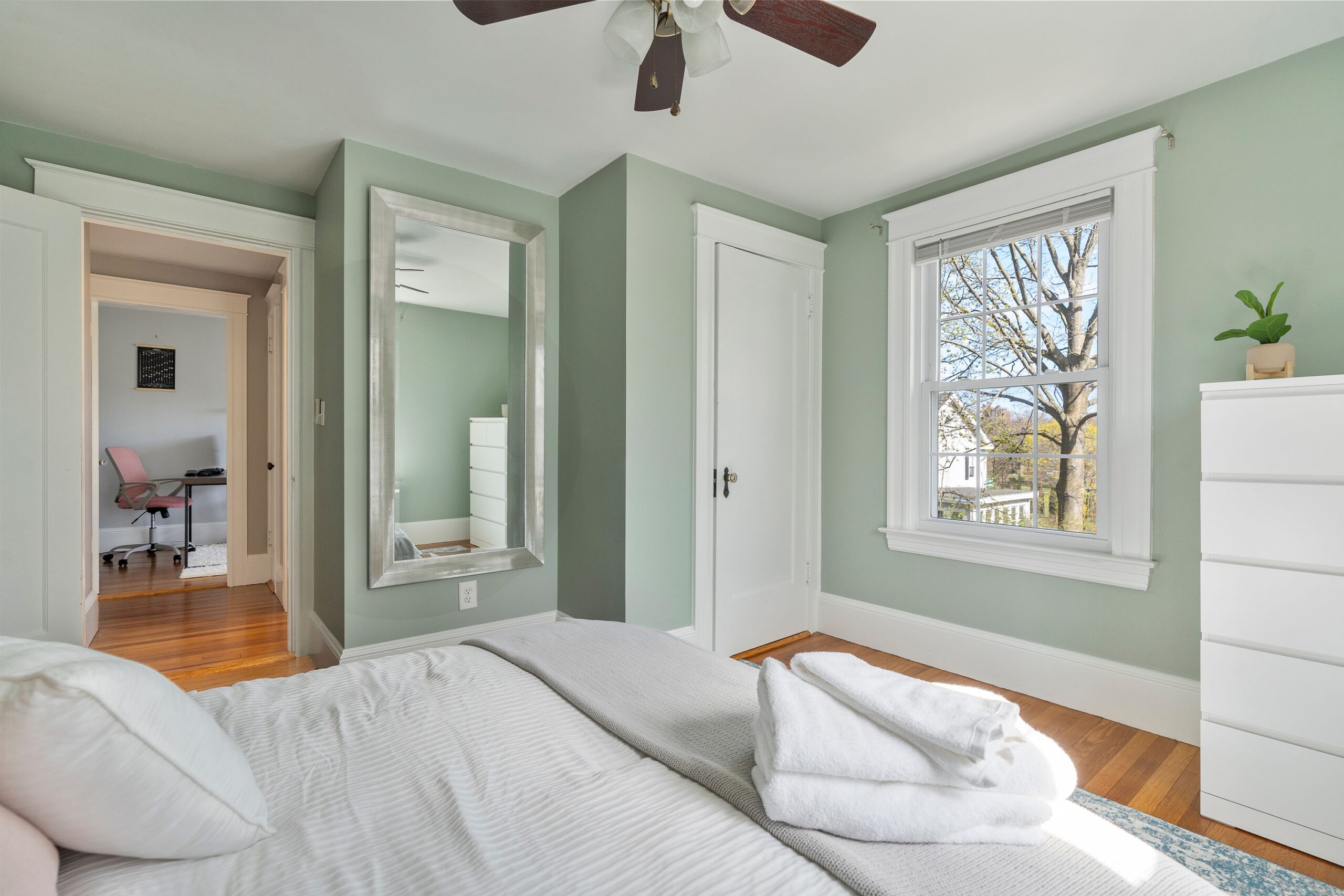 https://daysawayrentals.com/wp-content/uploads/2024/09/allUsers_ownerProfiles_4YngKOEOSYcOB580jZXTA4z7sZj1_profile_properties_-O5uiHE5G3wLcM_RIvmG_units_GuestRoom_unitDetails_photos_-O5ujJx05-yV-hyV2Nq6_24-Chamberlain-Ave-Portland-ME-54-scaled.jpg